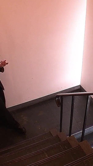 細い日本のティーン、カリが上司と同僚に三人組で犯される