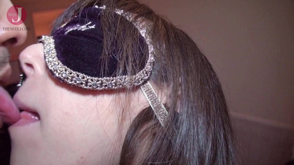 ゴージャスなボディを持つ巨乳のアジア人美女がチンポに乗る前に大人のおもちゃで激しくオーガズム