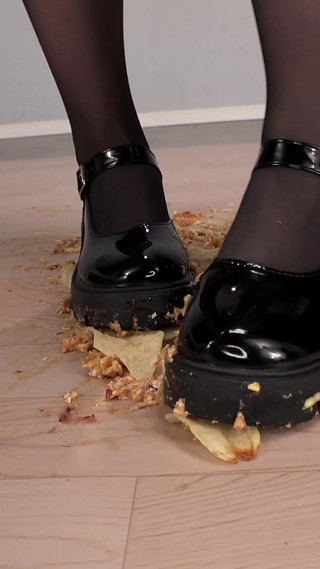 黒足裏のフードクラッシュ～メイド・乃南ゆいのふしだらな踏みつけ～