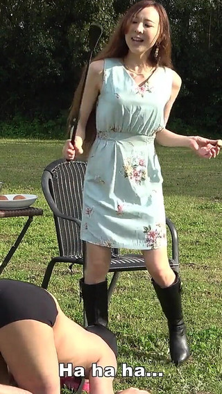 ポニーボーイに乗って鞭打って牧場の草原の散歩を楽しむ若い女性