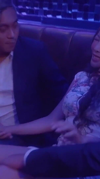 日本人のゴージャスな売春婦がクラブでビジネスマンとセックス