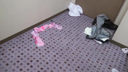 小さな日本人シーン-2 巨乳のアジア人客室乗務員が巨根とセックスを楽しむ