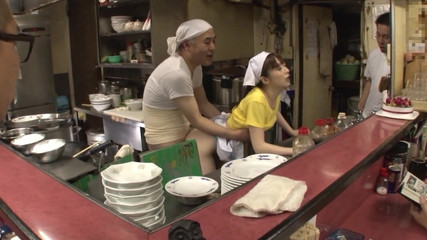 熱いラーメンシーン-2_路上のラーメン屋で毛むくじゃらの日本人女の子と3p