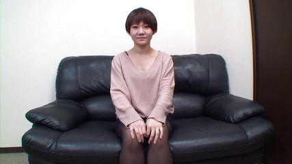 小柄な日本人のショートヘアのティーンが中出しで満たされる