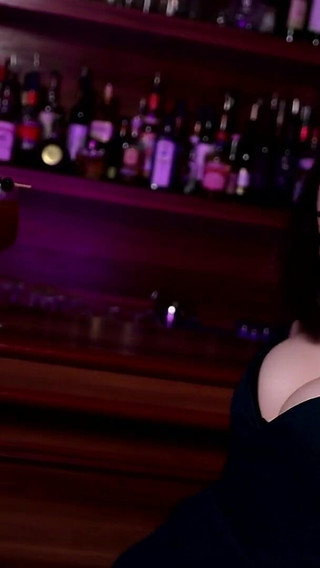 アジアのスーパー湯たんぽがバーでストリップ