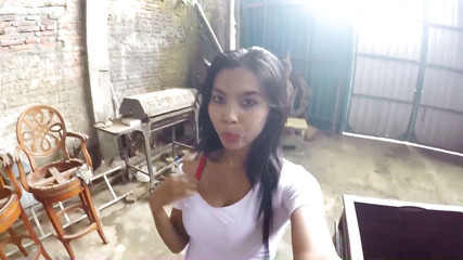 休日のアパートで若いアジア人との一日