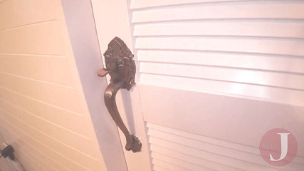 アジアの女の子がバスルームでチンポをしゃぶる