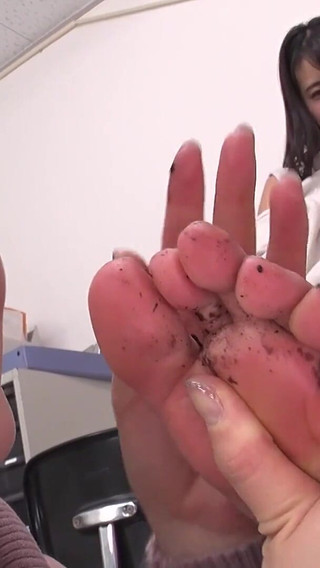 汚れた足、黒い土でこびりついたつま先: 優梨まいな、オフィスでレギンスの試着中に永野楓花の不潔な足裏を崇拝