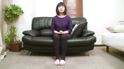 キャスティングベイビーは毛むくじゃらのおまんこをいじっている