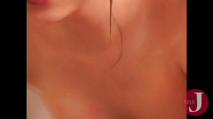 見事なアジアの女の子がバスルームで大きな王に乗ります