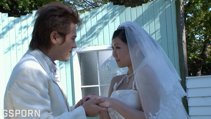結婚式のためにドレスを着たセクシーな日本人妻をファック