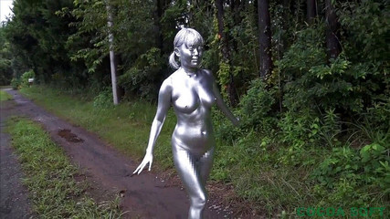 スプレーで全身をシルバーに塗装しました