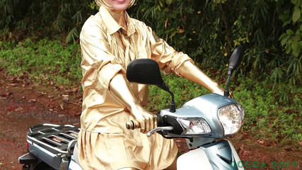 大学の制服を着て黄金の姿になる