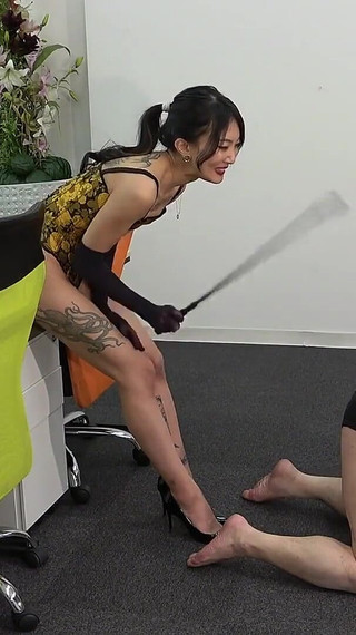 女教師は奴隷をレスリングの練習ダミーや顔面騎乗の人間椅子として笑いながら使う