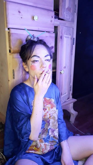 私の日本人女性は喫煙します