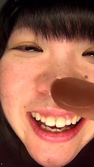 美咲はるかほど鼻水の泡で遊ぶ女の子はいない 彼女は恥ずかしがらずにレンズに落として舐め返します