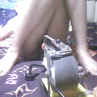 ラップトップのカメラを見て、彼氏が何をしているのか見てみましょう。私たちが仕事に行くとき