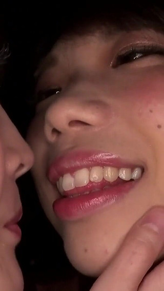 日向菜々子と小春がよだれを垂らすようにお互いの鼻を吸い合う