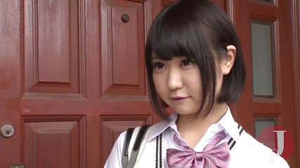 アジアの女子大生がペニスを吹いて口の中でザーメンを得る