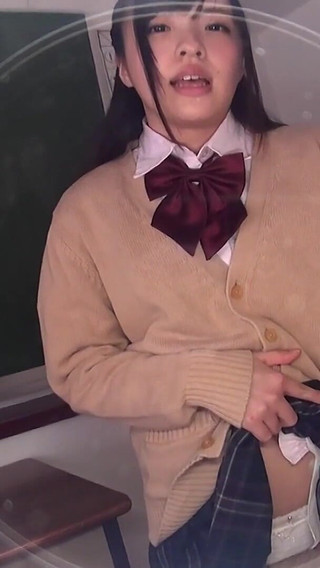 教室のアイドルのハメ撮り: 宮沢ゆかりのずさんなフレンチ キスで、机に擦りつけながら濃厚な唾が顔に溢れます。