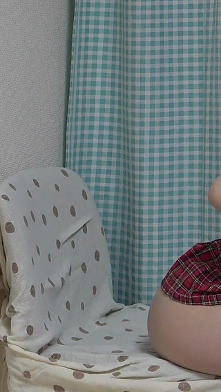 白いマイクロTバックパンティがマンコに挟まれて消える ミニスカ制服姿の巨乳日本人少女をいじめる