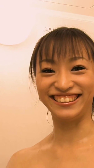 熱いセックスが好きなセクシーな日本人女の子の初めての素敵なインタビュー