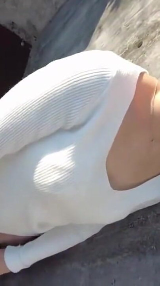 ふざけて尻を叩かれたり、後ろからからかわれたりすると、官能的なヒップが露わになります。 -B