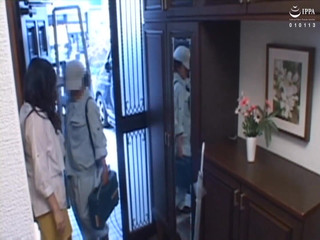 もう少し興奮したくて旦那が傍にいるのに他人棒に犯された主婦