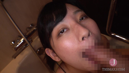 むっつり表情の可愛い女の子は巨乳で小さい乳首