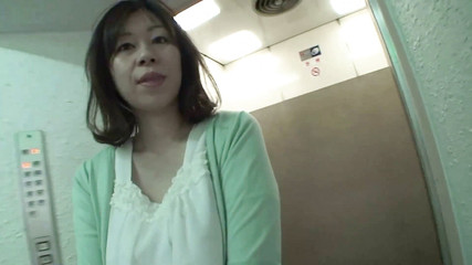 セクシーなアジア人がストリップして尻を見せる