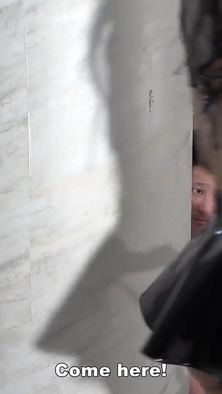 レズビアンのフェムドムが男をポニーボーイにして鞭打ちしてガールフレンドを彼女に渡すようにさせる