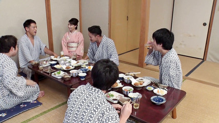 茶屋での日本の輪姦