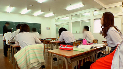 友達の前でこっそりチ ポ挿入！パート 3