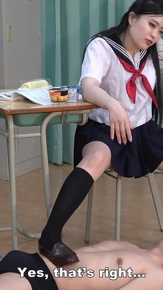 勉強中に机の下で足を伸ばして先生のペニスで遊ぶ女子大生