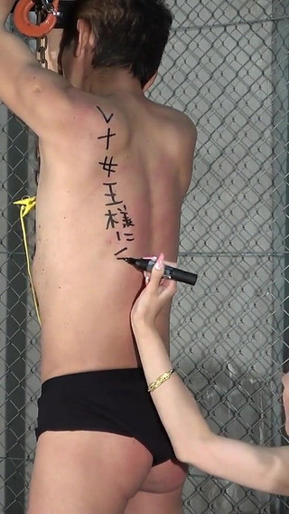 マネージャーは女の子にスパンキング、乳首クリップ、鞭打ちを受け、自分が行ったすべての嫌がらせを告白します