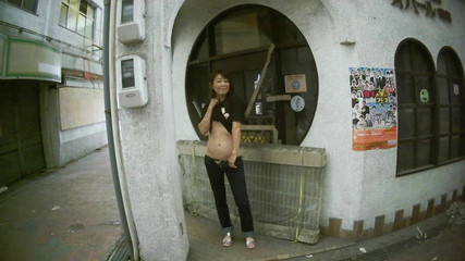 屋外で超ローライズジーンズを履いた熟女..