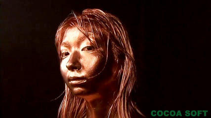 かわいいアジア人が自分自身を描く