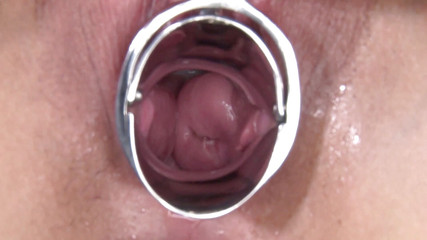 巨乳のアジアのひよこが彼女のぽっかりマンコをおもちゃにされる