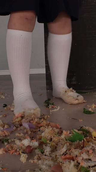 いたずらフードクラッシュ 白咲ゆいの遊び心実験