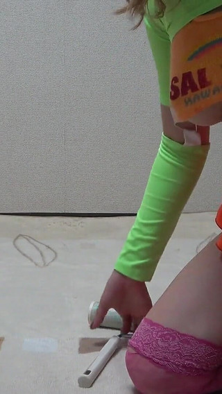 ミニスカとGストパンとTシャツからはみ出る天然おっぱい 日本人少女 夏目真希のお部屋掃除