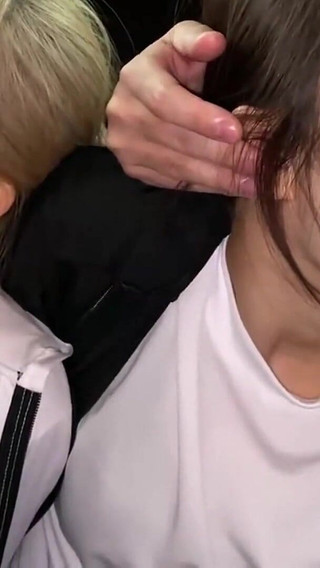 恥ずかしがり屋の混乱に絡み合う二人の女の子、ふざけた熱でぶつかり合う身体。 -B