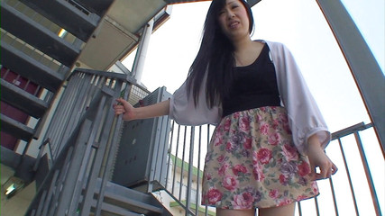 日本人熟女が屋外で思いがけず犯される