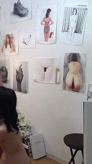 ヌードモデルに志願したスレンダー熟女