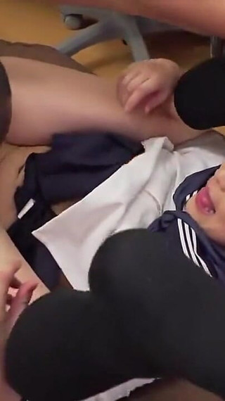 制服が似合う美女たち。 6