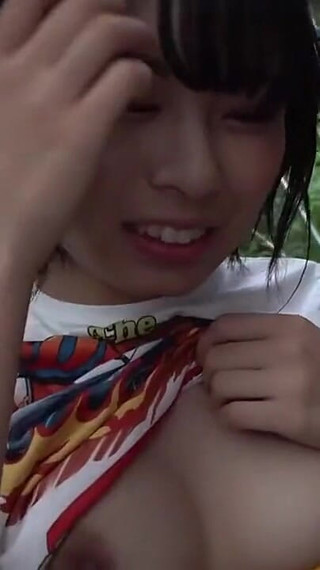 金髪と黒髪の美女が大空の下で野性的な情熱を共有 -b