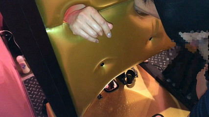 ギロチン拘束で身動き取れずマスク開放イラマで悶える性奴隷を調教