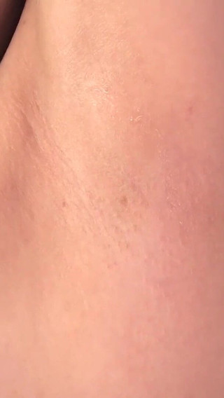 滴る脇の匂いを嗅ぐ素人なつみさん。それから彼女は脇の下を舐める