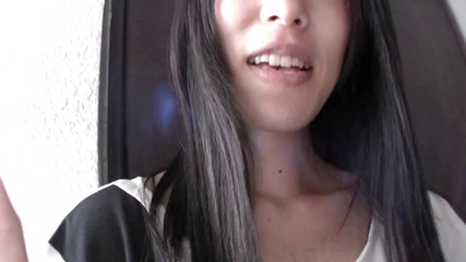 魅力的なアジア人美女が屋外で男のチンポを喜ばせている