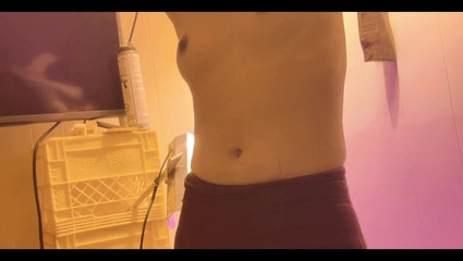 一人で部屋にいるセクシーな日本のマンコ小さくてかわいい女の子