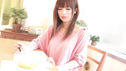 かわいい日本人の女の子がチンポをしゃぶる前にバイブレーターでオナニー